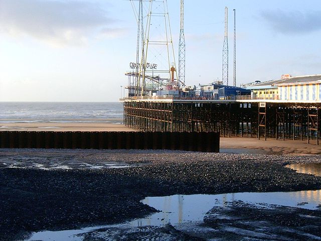 640px-Blackpool_south_pier.jpg