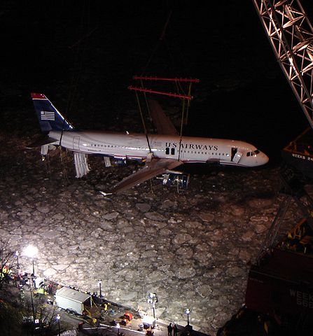 447px-USAirways-1549_lifting_out_of_Hudson.jpg